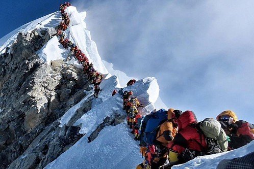 Cảnh tắc đường trên đỉnh Everest được chụp vào tháng 5 năm 2019. Ảnh: Project Possible.