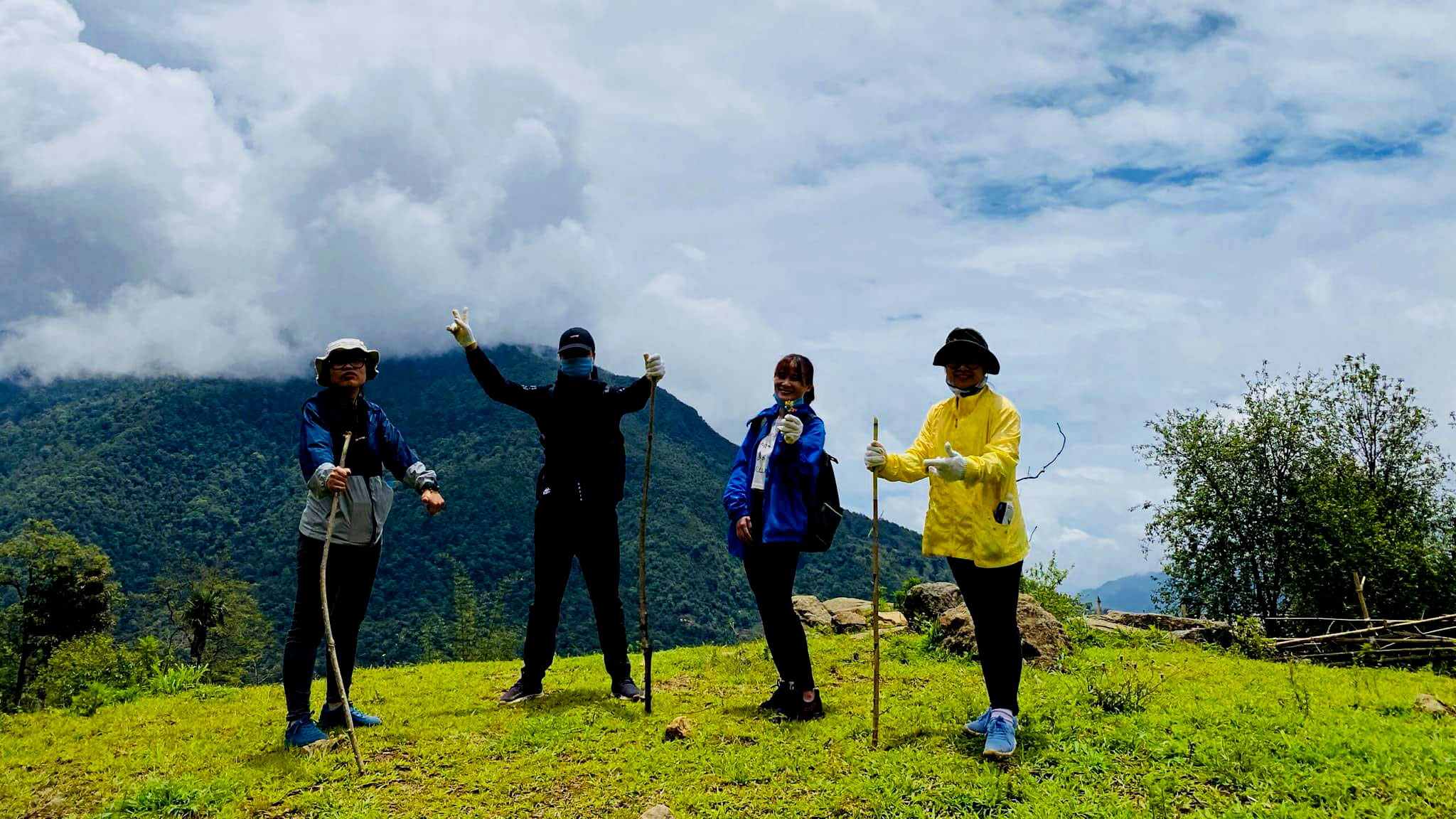 Team 4 người đi trekking Tả Liên Sơn