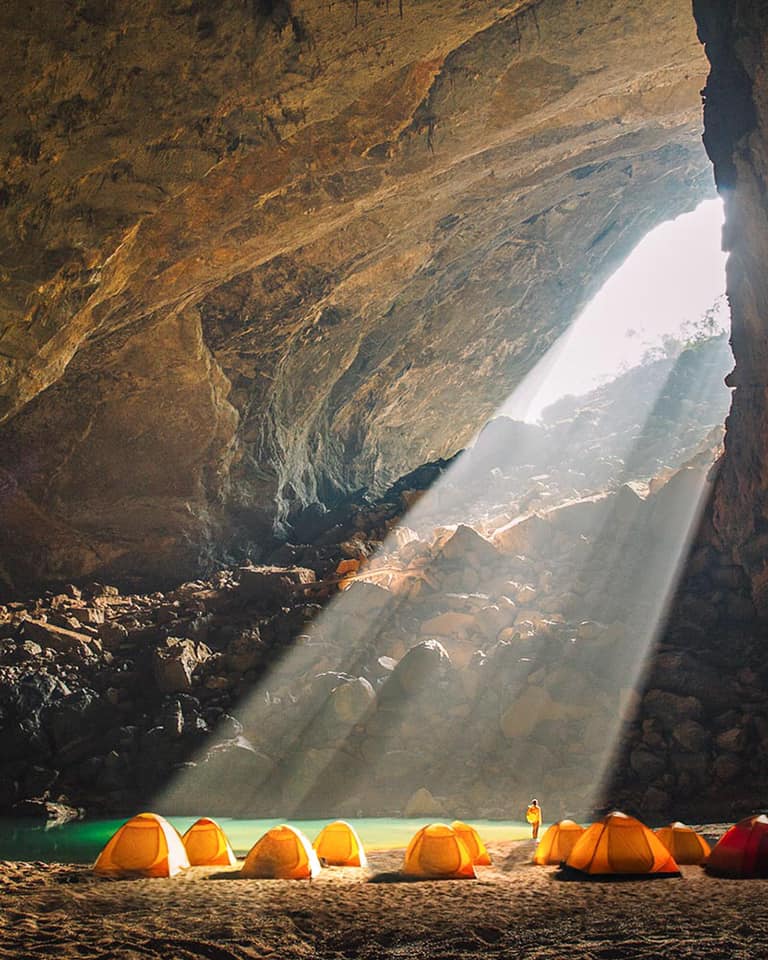 Ánh Nắng Trong Hang Én