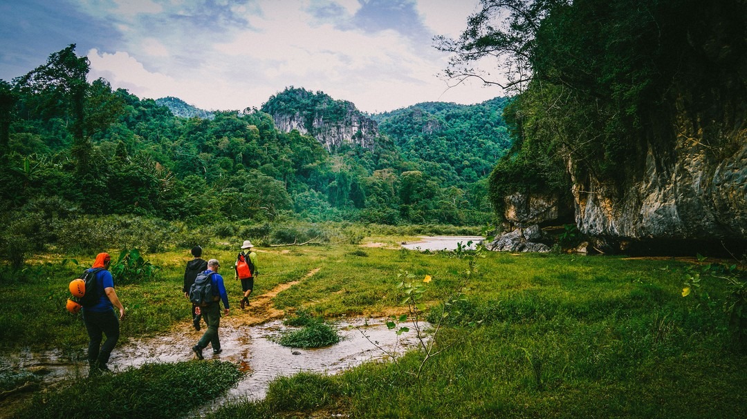 Đường Trek Qua Nhiều Suối