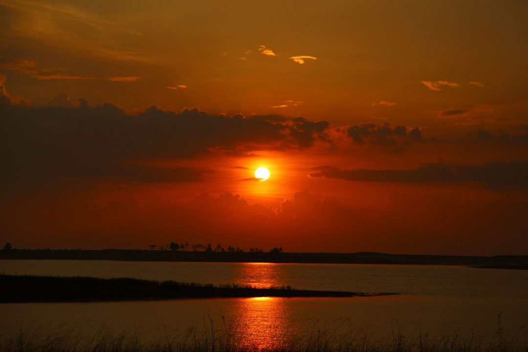 hoàng hôn ở hồ Trị An