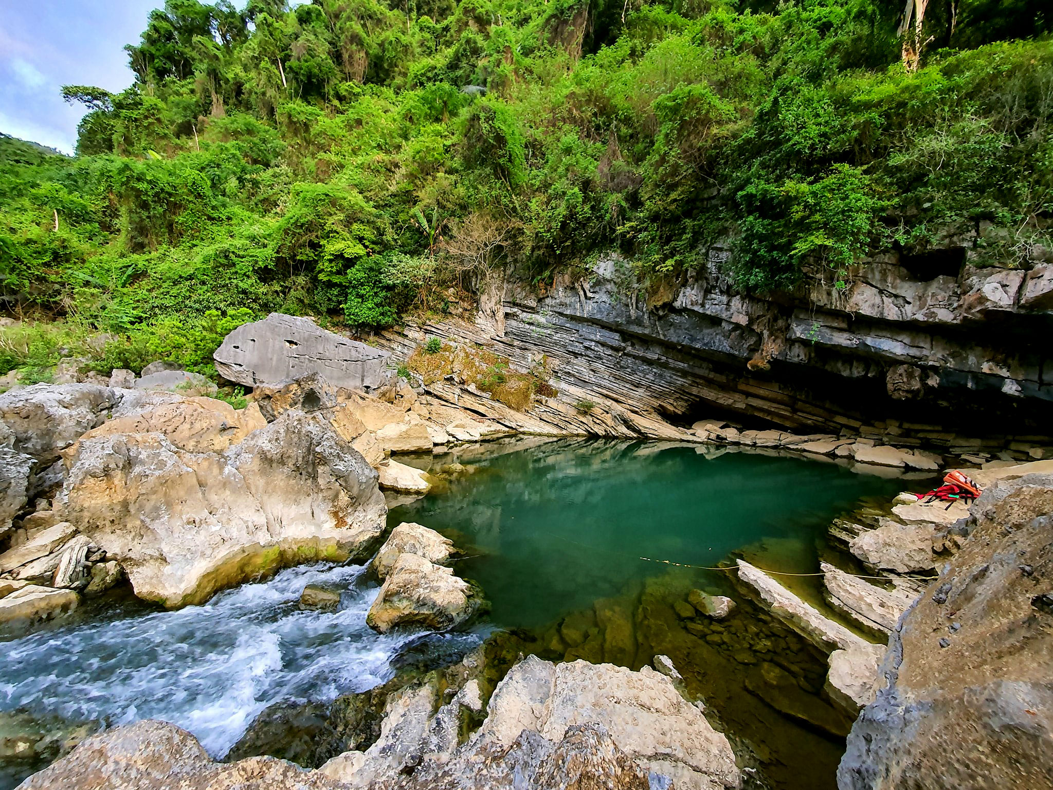 Thấy hồ nước trong veo như vậy bạn sẽ làm gì