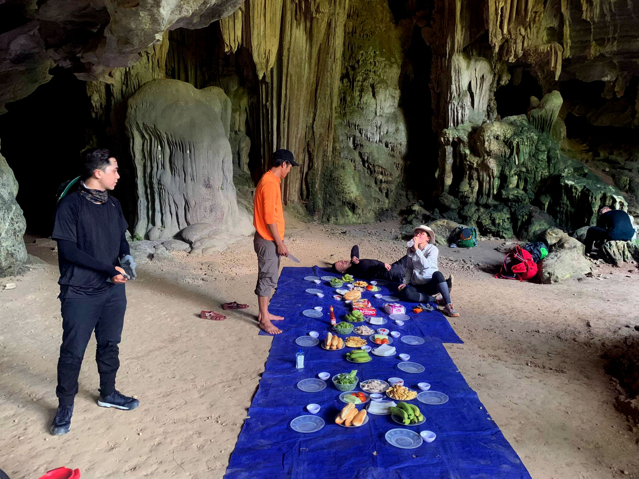 Chuẩn bị ăn ở Hang Bí Mật