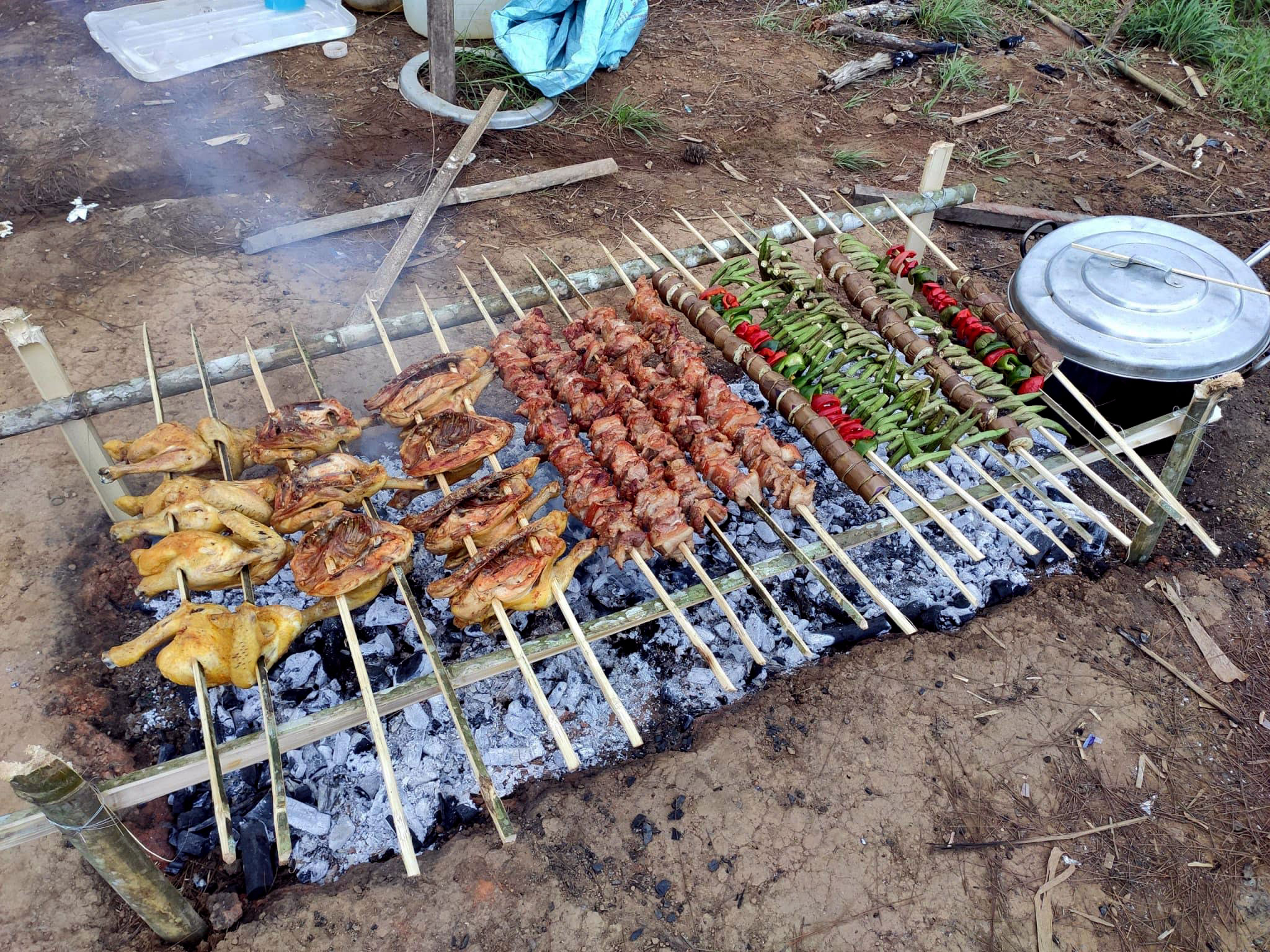 Nướng đồ ăn trong đêm cắm trại thứ nhất