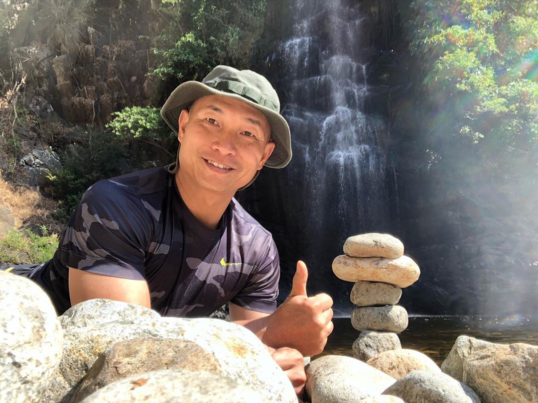 Xếp đá bên thác Yavly