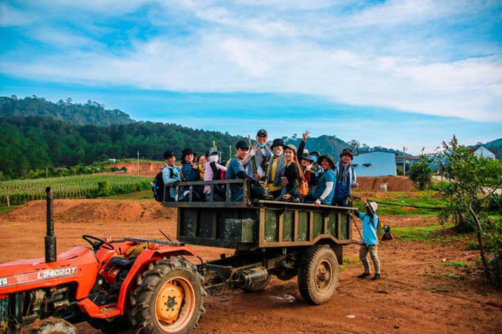 Ngồi trên công nông để đi tới bìa rừng Tà Năng