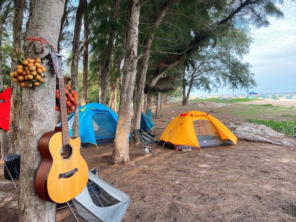 Nếu biết chơi đàn, bạn cũng có thể mang đàn Guitar đi