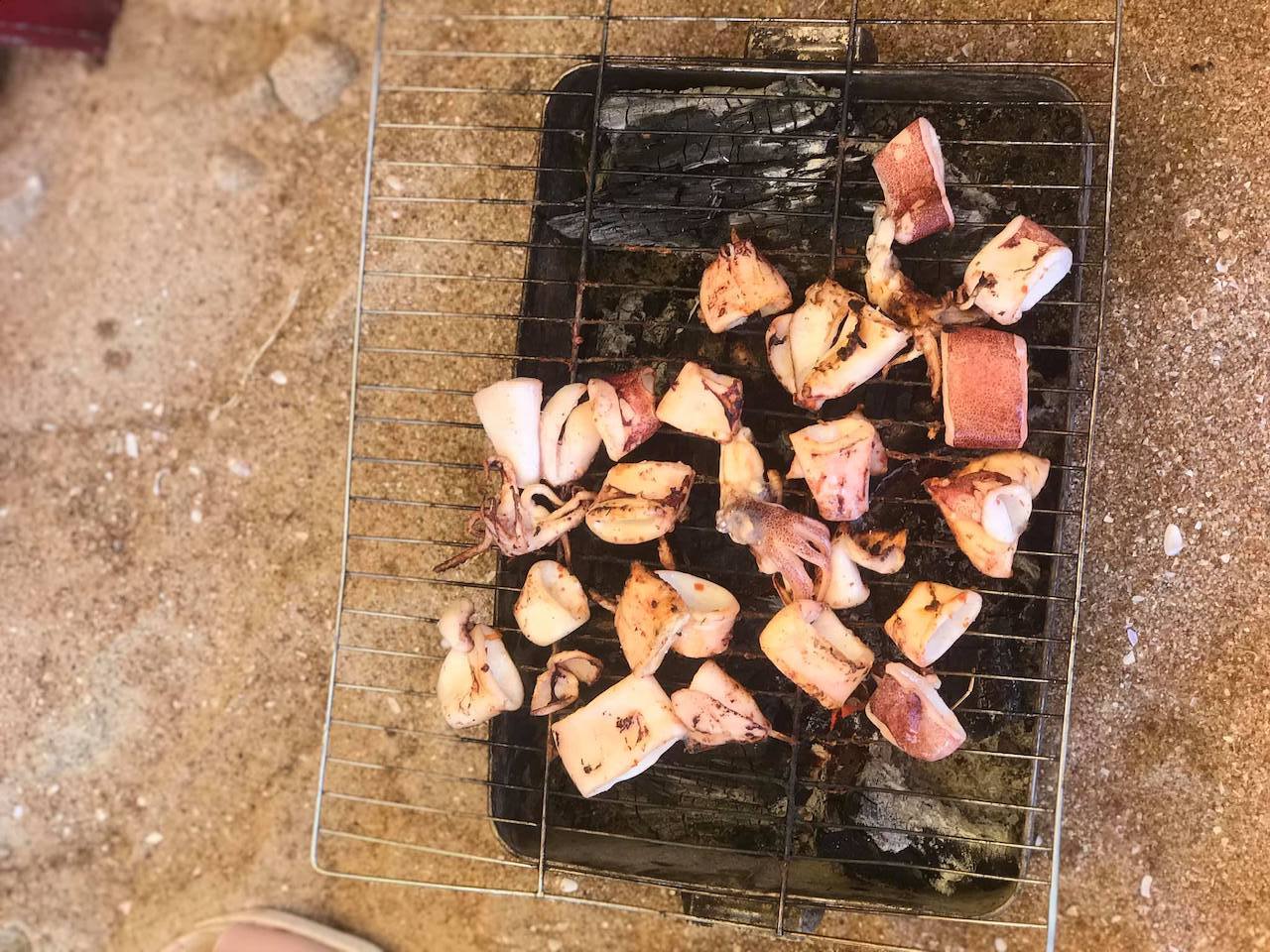 Nướng mực ở Hồ Cốc