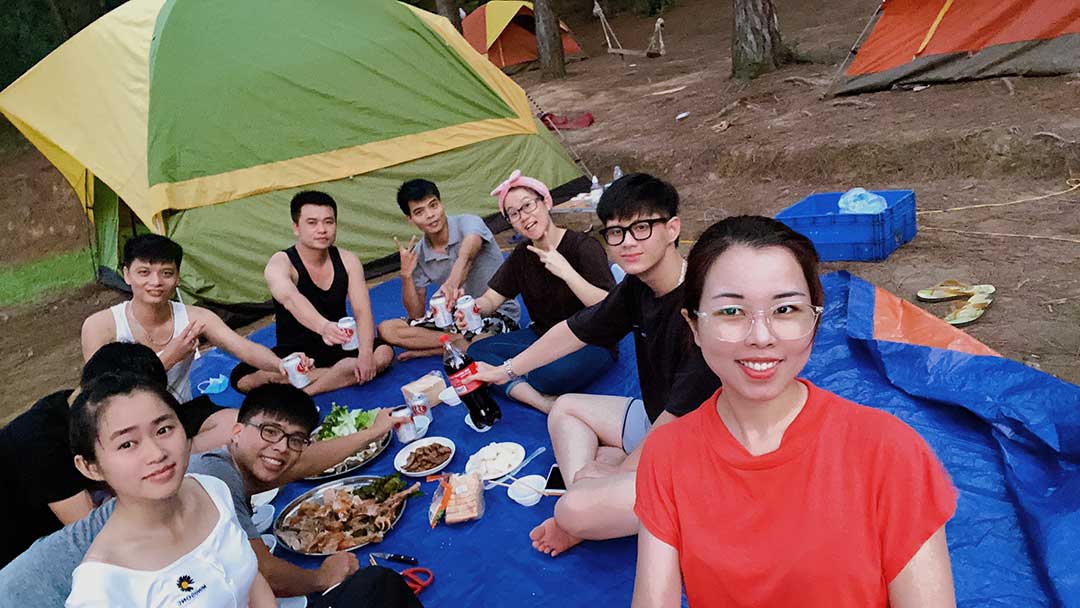 tổ chức tiệc nướng khi cắm trại ở hàm lợn