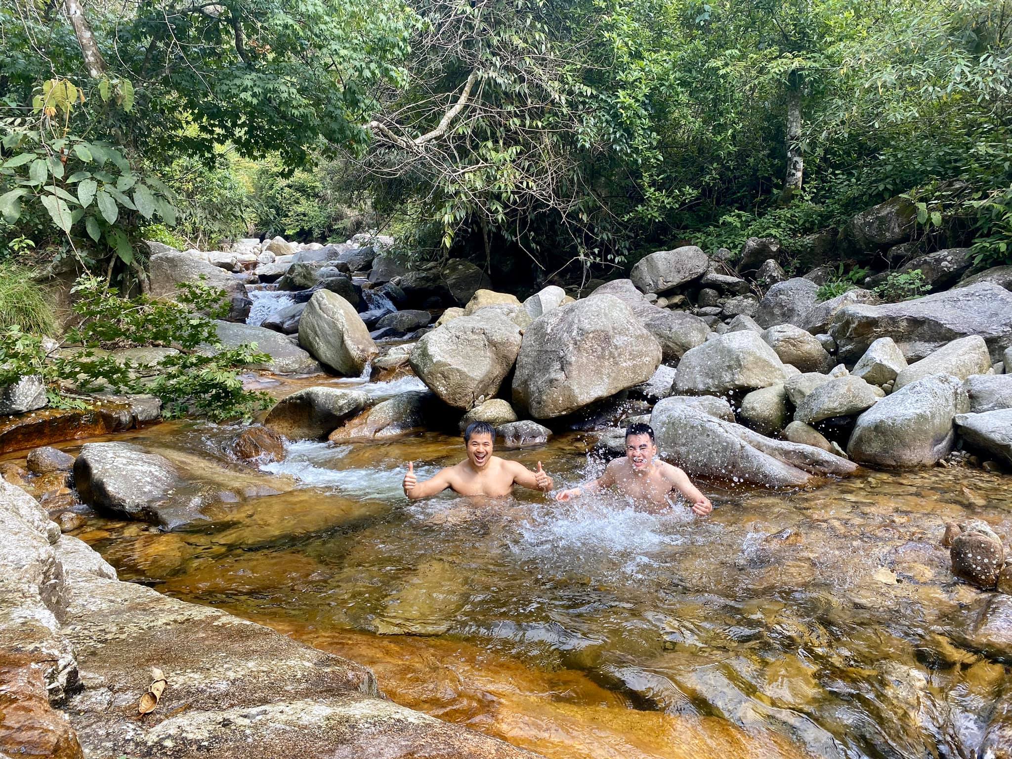 Tắm rửa ở suối