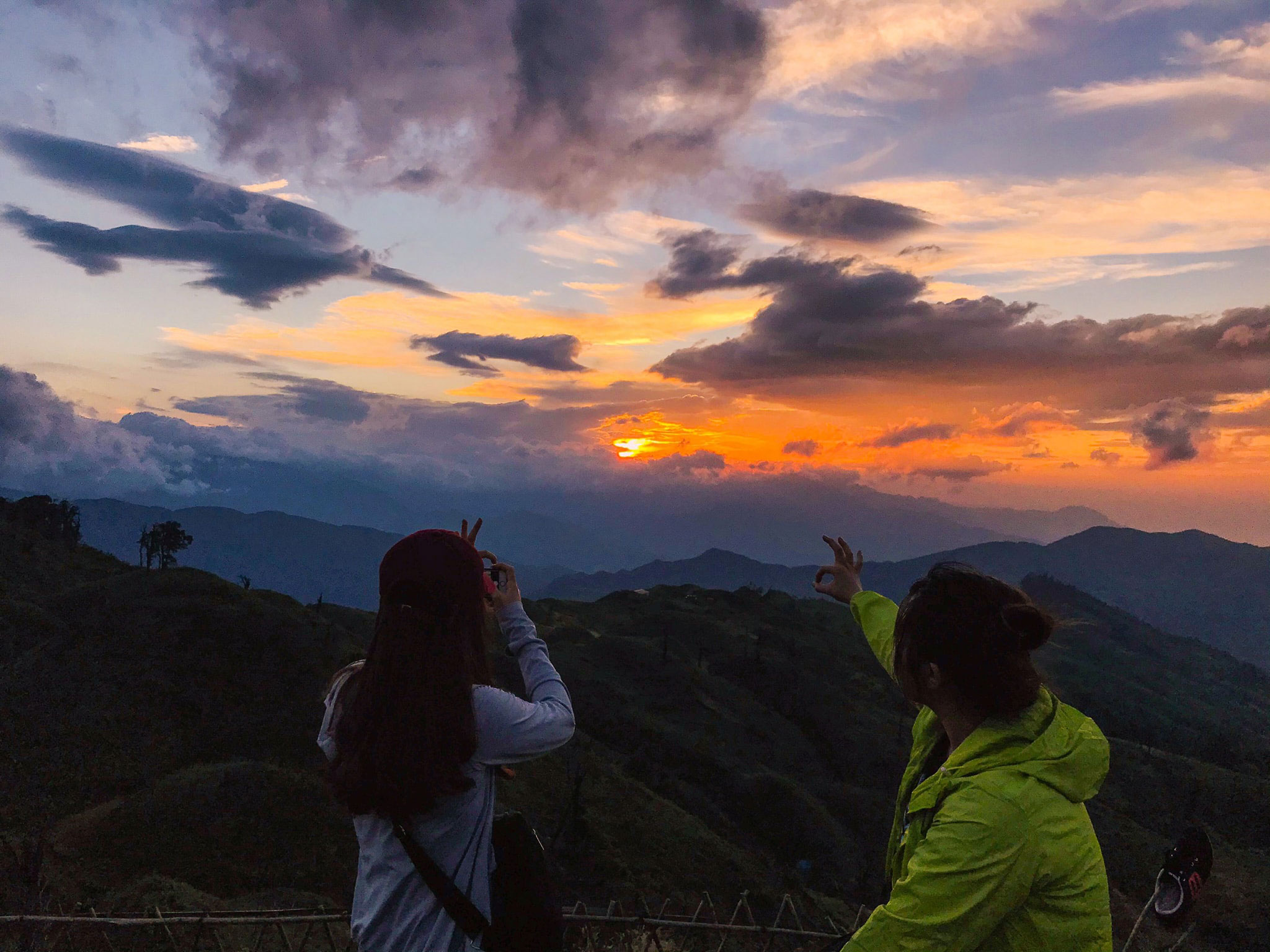Ngắm hoàng hôn khi đi trekking Lảo Thẩn