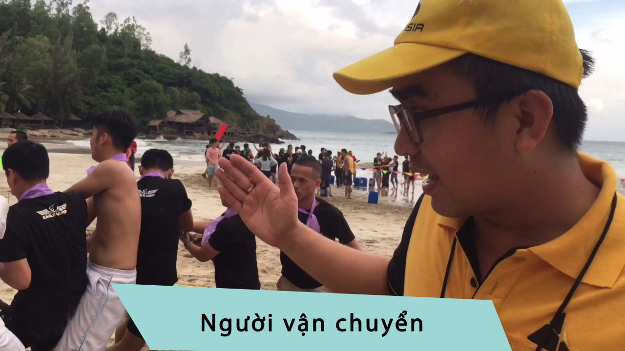 Trò chơi Team Building ngoài trời - người vận chuyển