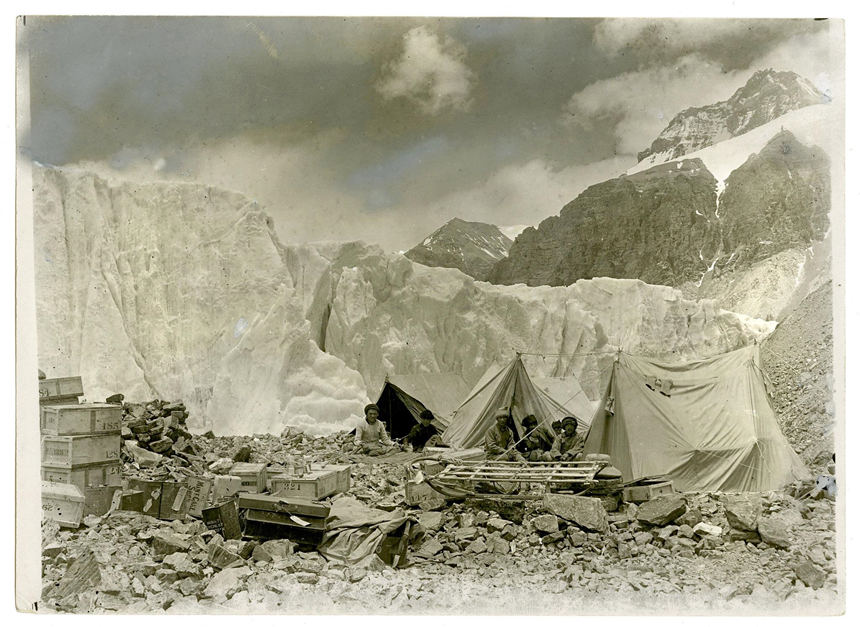 Ảnh độc về đỉnh Everest ''chết chóc'' cách đây một thế kỷ
