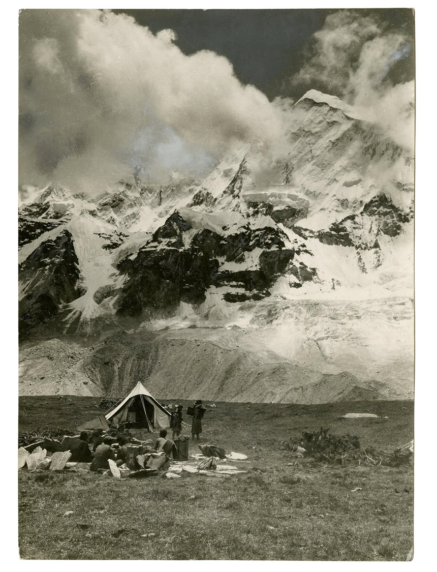 Ảnh độc về đỉnh Everest ''chết chóc'' cách đây một thế kỷ