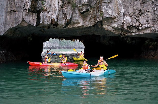 Trai-nghiem-day-thu-vi-voi-cheo-thuyen-kayak-kham-pha-vinh-Ha-Long-wetrekvn