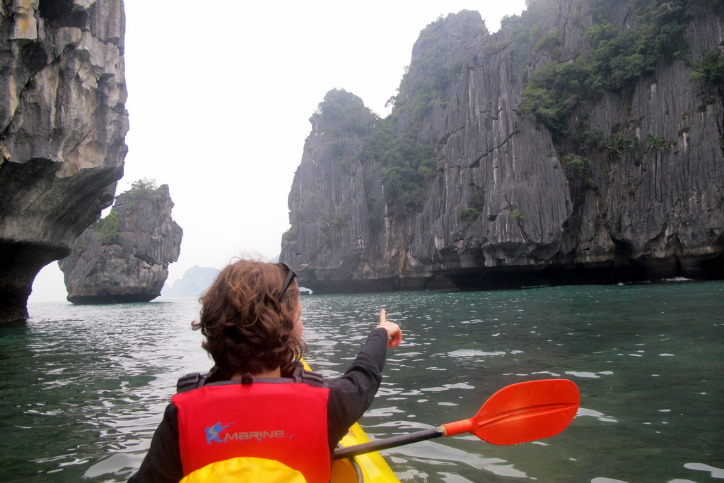 Trai-nghiem-day-thu-vi-voi-cheo-thuyen-kayak-kham-pha-vinh-Ha-Long-wetrekvn