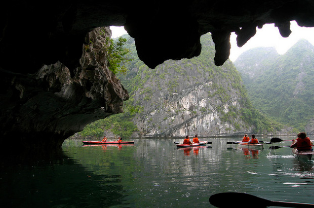 Trai-nghiem-day-thu-vi-voi-cheo-thuyen-kayak-kham-pha-vinh-Ha-Long-wetrekvn