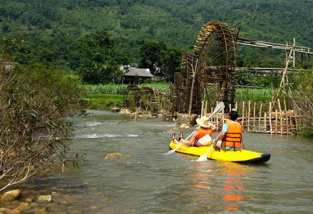 du-khach-trai-nghiem-tren-cac-con-suoi