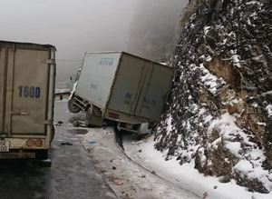 Cảnh báo: Mọi tài xế đặc biệt thận trọng khi đi Sa Pa bởi đã có nhiều ô tô gặp nạn do đường băng tuyết trơn trượt
