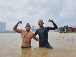 Hai người Việt làm điều khó tin: Bơi 200 km từ chân cầu Long Biên ra biển Thái Bình
