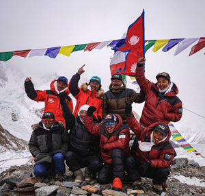 10 người Nepal chinh phục đỉnh núi cao thứ 2 thế giới ở -40 độ C